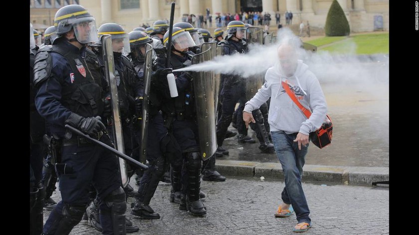 Επίθεση με χημικά σε διαδηλωτή στο Παρίσι