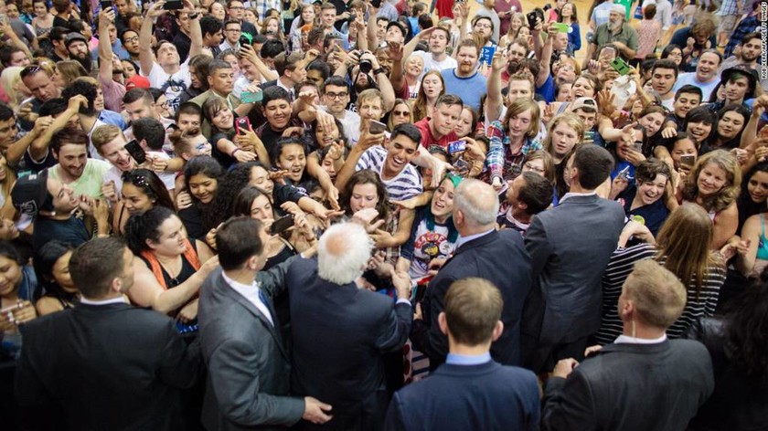Ψηφοφόροι υποδέχονται τον Μπέρνι Σάντερς στο Όρεγκον των ΗΠΑ