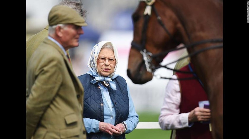 Η Βασίλισσα Ελισάβετ της Αγγλίας επιθεωρεί άλογα σε διαγωνισμό στο Γουίντσορ