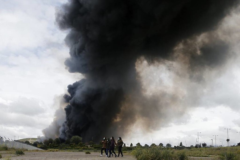 Τεράστια φωτιά σε χωματερή ελαστικών στην Ισπανία
