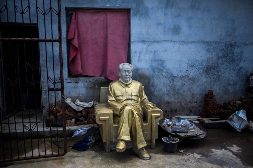 Άγαλμα του Μάο σε αποθήκη εργοστασίου αναμνηστικών στην Κίνα