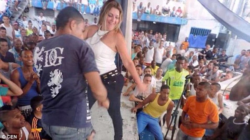 Σάλος: Διευθύντρια φυλακών χορεύει αισθησιακά με κρατουμένους! (video+photos)