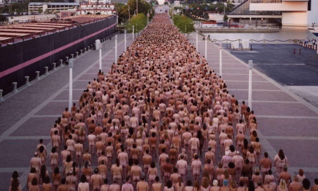 Εκατό γυμνές γυναίκες περιμένουν τον Ντόναλντ Τραμπ στο Συνέδριο του Οχάιο (Pics)