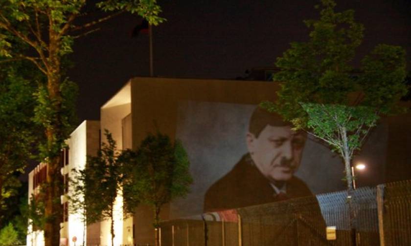 Ο Ερντογάν ως Χίτλερ στο Βερολίνο
