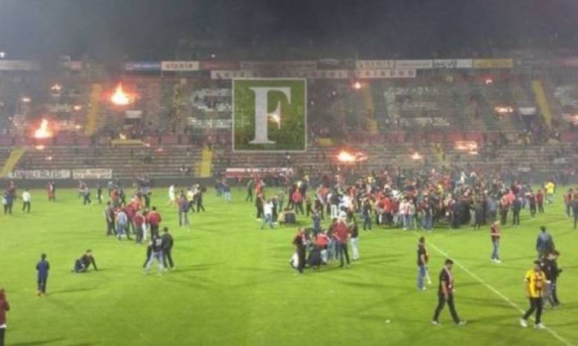 Χάος στην Τουρκία: Δεν άντεξαν τον υποβιβασμό και έκαψαν το γήπεδο! (videos)