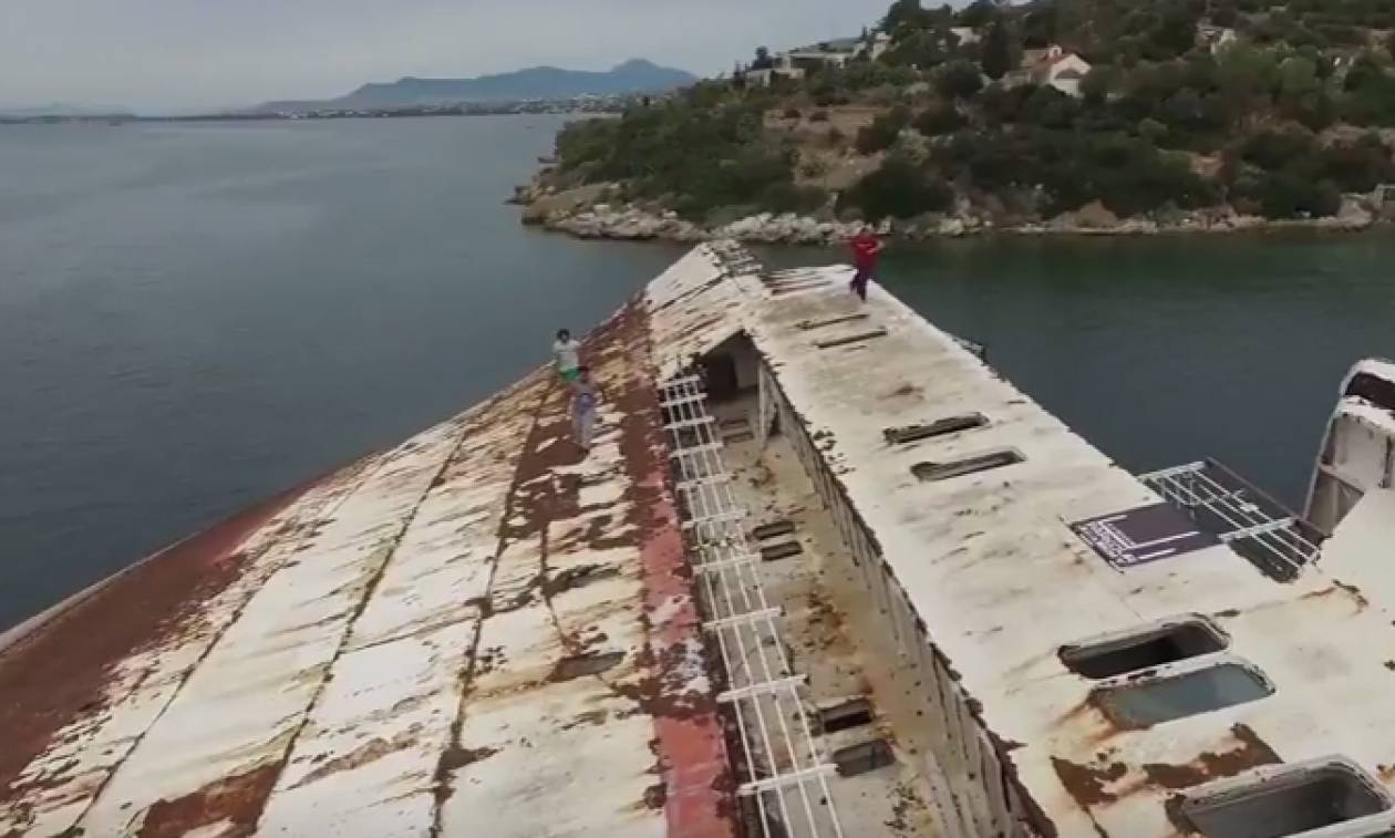 Απίστευτο βίντεο: Παρκούρ πάνω σε ναυαγισμένο πλοίο κάπου στην Ελλάδα