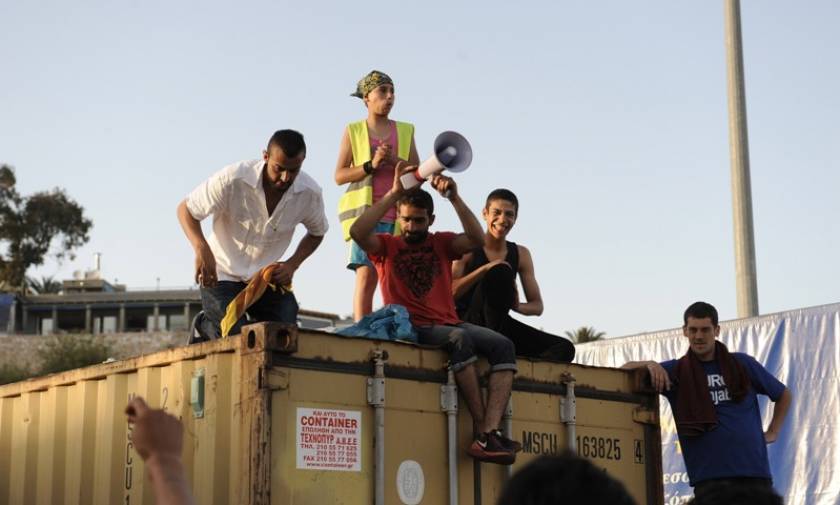«Μπλόκο» μεταναστών στον δρόμο έξω από το κέντρο φιλοξενίας Ωραιοκάστρου