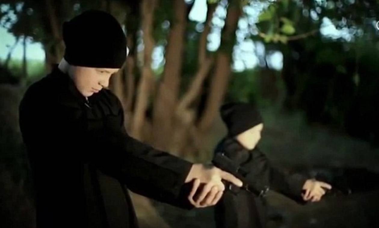 Φρίκη δίχως τέλος: Παιδιά εκτελούν ομήρους σε νέο σοκαριστικό βίντεο του ISIS