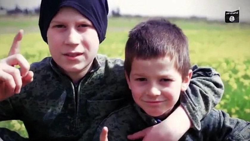 Φρίκη δίχως τέλος: Μικρά παιδιά εκτελούν ομήρους σε νέο σοκαριστικό βίντεο του ISIS 