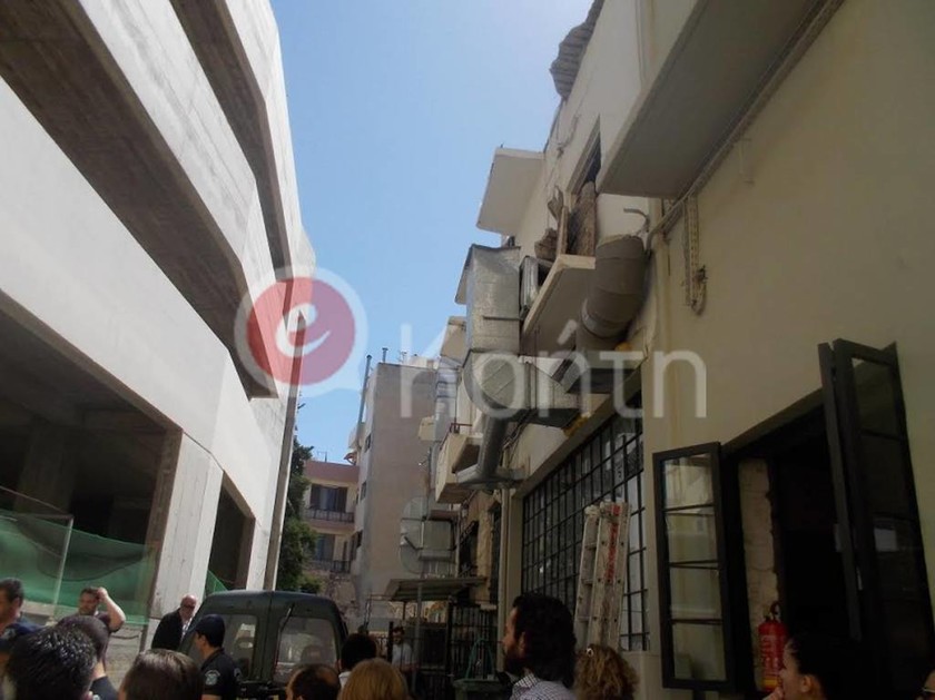 Ηράκλειο: Υποχώρησε το μπαλκόνι κι έπεσαν στο κενό (photos)
