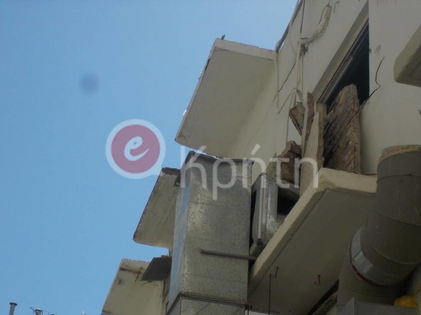 Ηράκλειο: Υποχώρησε το μπαλκόνι κι έπεσαν στο κενό (photos)