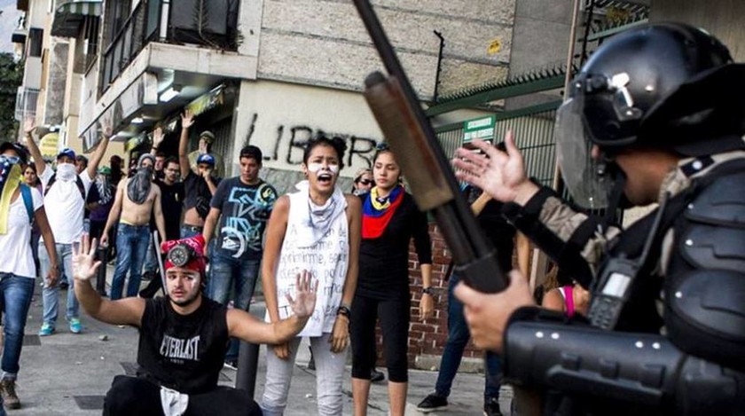 Βενεζουέλα: Στο χείλος της κοινωνικής έκρηξης (Pics & Vids)