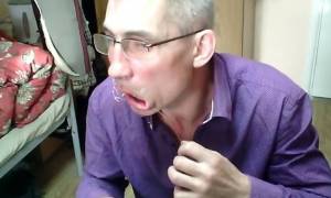 Προσοχή σκληρές εικόνες: Έραψε το στόμα του μπροστά στην κάμερα επειδή ήταν απλήρωτος (video)