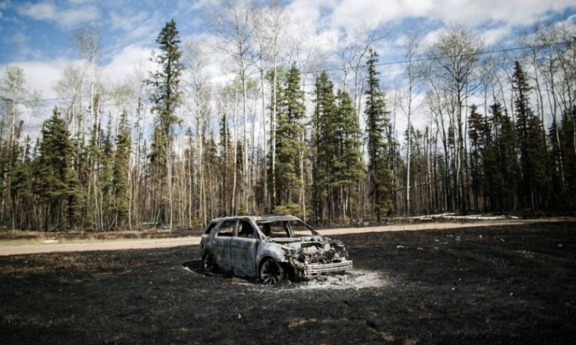 Canada wildfire: Oil workers urged to leave Fort McMurray camps