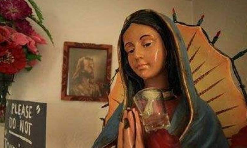 Δακρύζει (;) άγαλμα της Παναγίας στην Καλιφόρνια