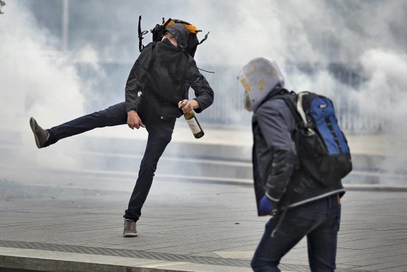 LIVE: Καζάνι που βράζει η Γαλλία - Άγρια επεισόδια ανάμεσα σε αστυνομία και διαδηλωτές (videos) 