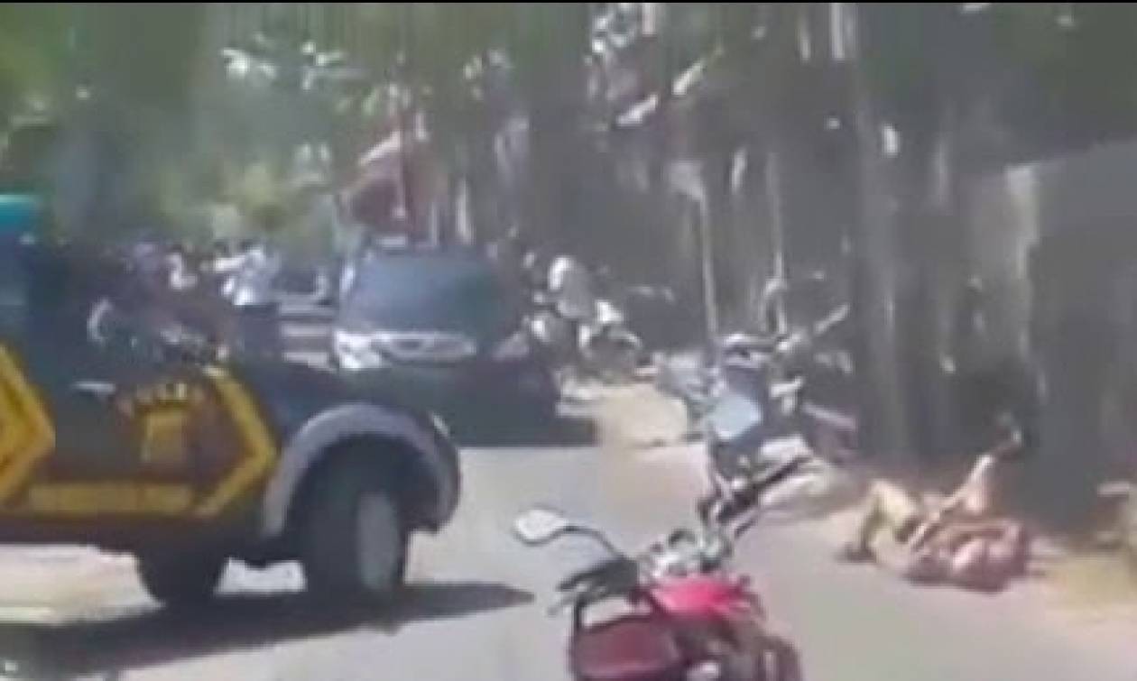 Σκληρές εικόνες: Αστυνομικοί στην Ινδονησία εκτελούν με «βροχή» σφαιρών Γάλλο πυγμάχο (video)