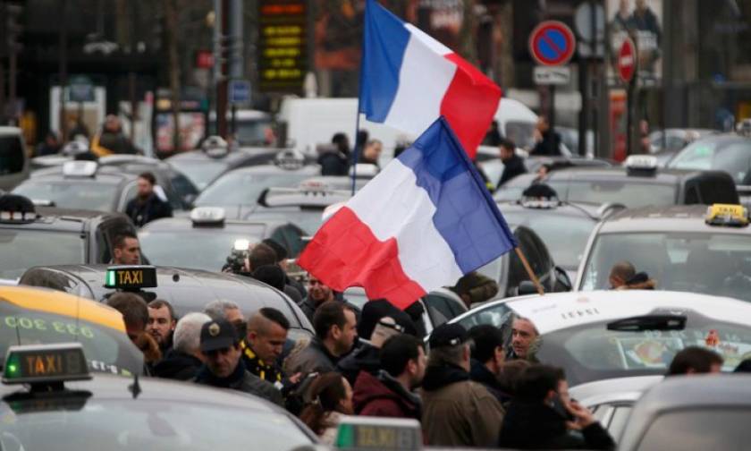 Παραλύει η Γαλλία από τις απεργιακές κινητοποιήσεις