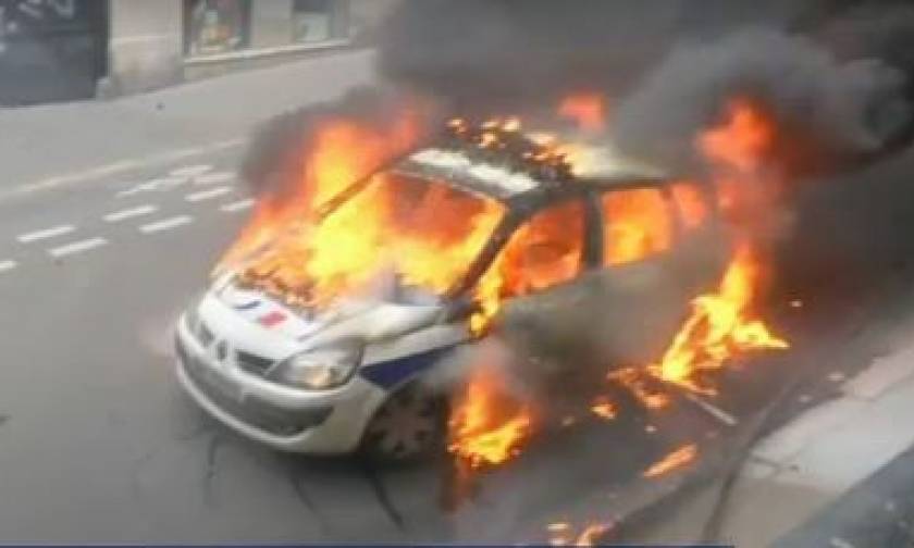 Απεργιακός πυρετός στη Γαλλία - Όχημα της αστυνομίας πυρπολήθηκε στο Παρίσι (pic+vid)