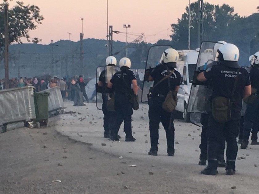 Ειδομένη: Νέα ένταση και επεισόδια ανάμεσα σε πρόσφυγες και αστυνομικούς (photos)