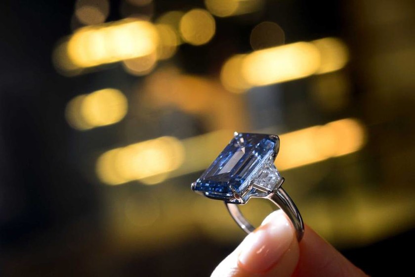 Ελβετία: Ρεκόρ για το μπλε διαμάντι Oppenheimer που πουλήθηκε σε τιμή σοκ! (pics)