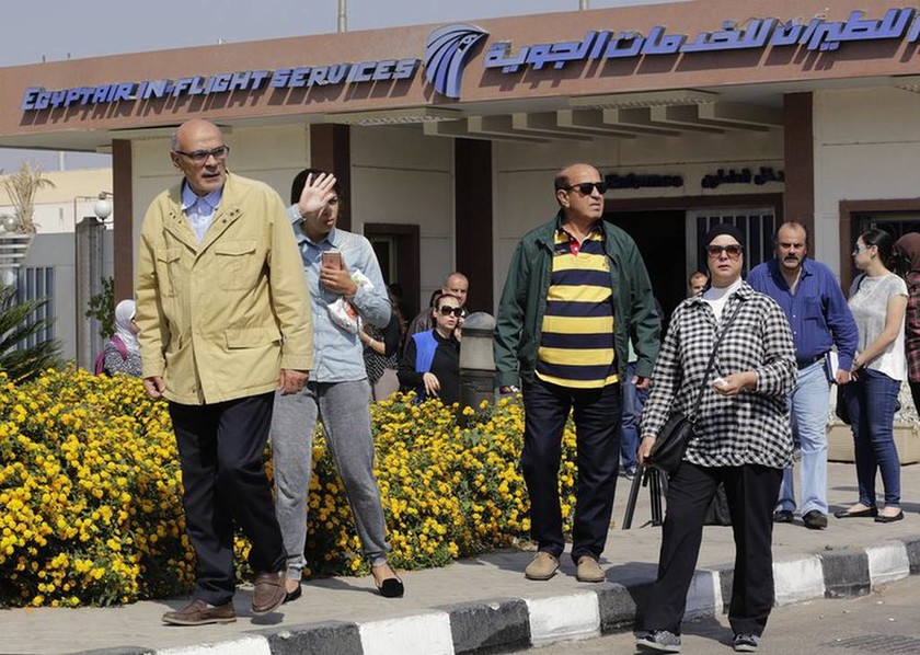 Συντριβή αεροπλάνου Egyptair: Οι πρώτες φωτογραφίες από τους συγγενείς των επιβατών (pics)