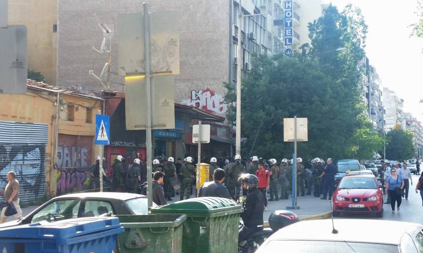Χάος στη Θεσσαλονίκη: Αντιεξουσιαστές εναντίον ακροδεξιών