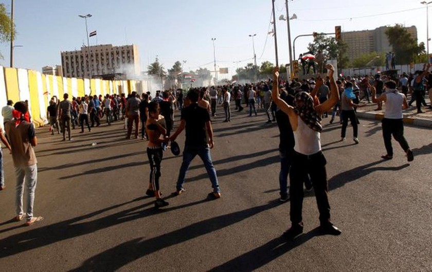 Βαγδάτη: Χιλιάδες διαδηλωτές εισβάλλουν στο γραφείο του Πρωθυπουργού – Αναφορές για νεκρούς (Vids)