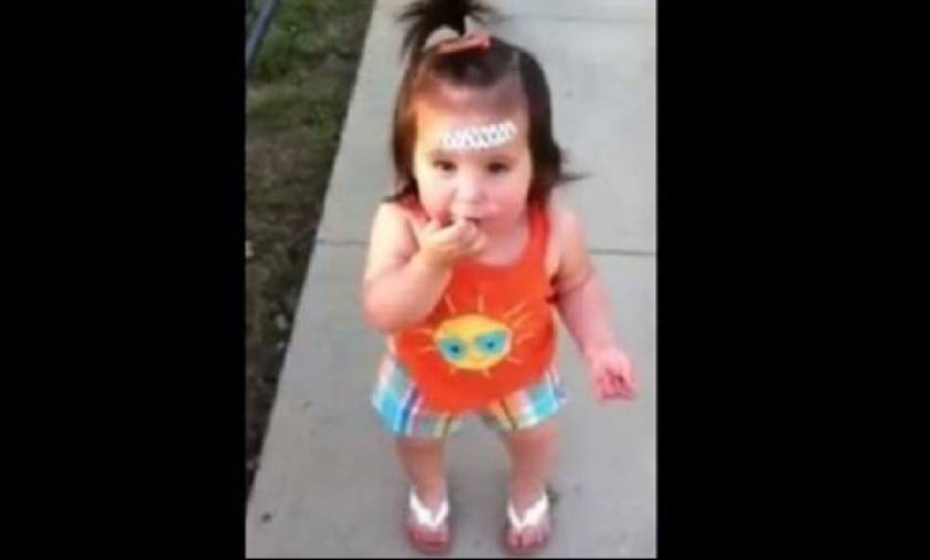 Αξιολάτρευτη η μικρή: Επιπλήττει τη μαμά της γιατί της έκανε παρατήρηση!(βίντεο)