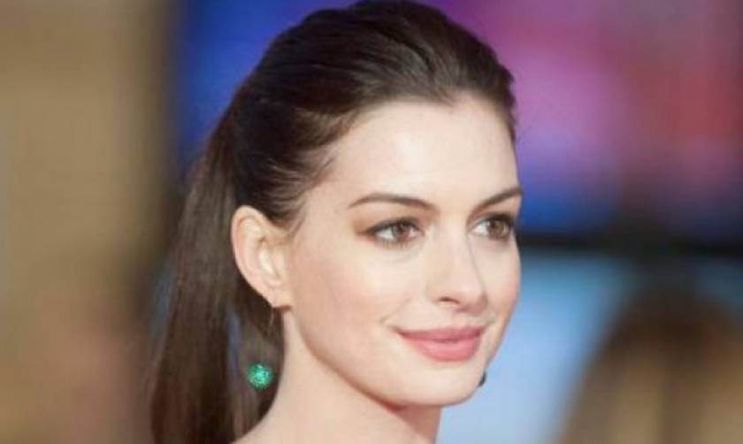 Anne Hathaway: Βόλτα με την οικογένεια της με άψογο look