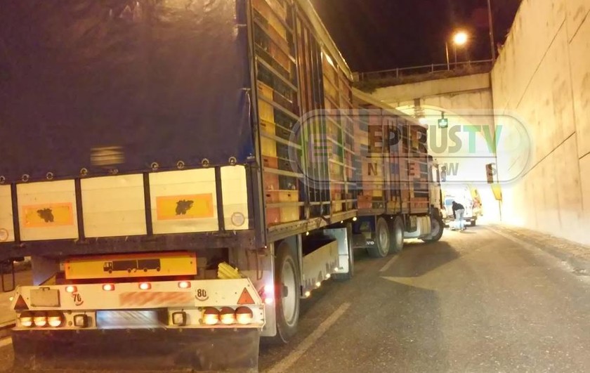 Σοκ στα Ιωάννινα: Βούτηξε από τη γέφυρα κι προσγειώθηκε μπροστά στα αυτοκίνητα (photos)