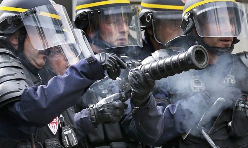 Αστυνομικές επιθέσεις κι επεισόδια σε καταλήψεις διυλιστηρίων που έχουν παραλύσει τη Γαλλία (Pics)