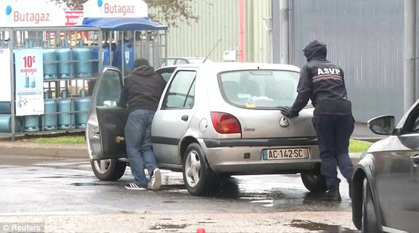 Αστυνομικές επεμβάσεις κι επεισόδια στις καταλήψεις διυλιστηρίων που έχουν παραλύσει τη Γαλλία (Vid)