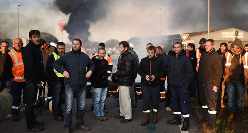 Αστυνομικές επεμβάσεις κι επεισόδια στις καταλήψεις διυλιστηρίων που έχουν παραλύσει τη Γαλλία (Vid)