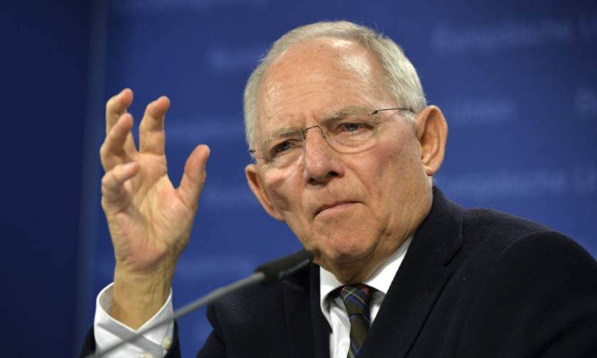 «Βόμβα» Σόιμπλε στο Eurogroup: Επιχειρεί να καθυστερήσει την εκταμίευση της ελληνικής δόσης