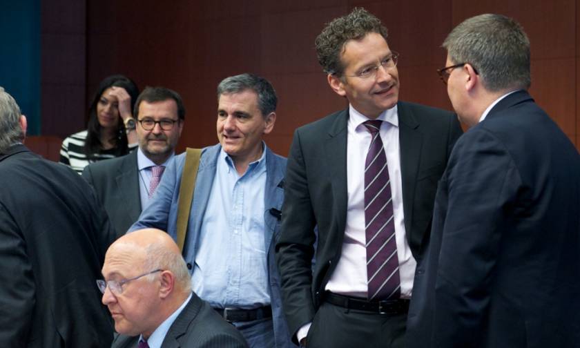 Eurogroup LIVE: «Κόβουν και ράβουν» το κείμενο της ανακοίνωσης