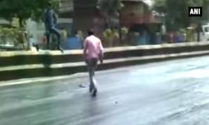 Απελπιστική κατάσταση! Λιώνουν και οι δρόμοι από την αφόρητη ζέστη στην Ινδία (vid)