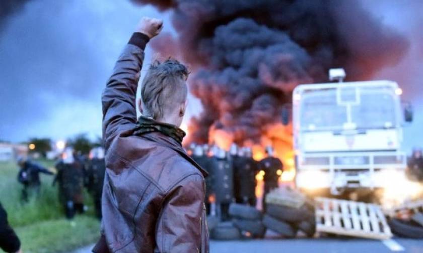«Καζάνι που βράζει» η Γαλλία: Συγκρούσεις μεταξύ απεργών διαδηλωτών και αστυνομίας (vids)