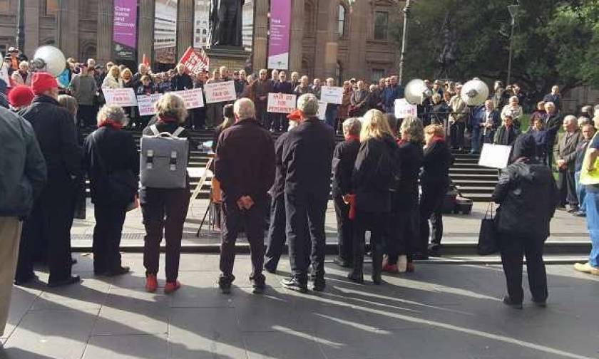 Διαδήλωση ομογενών συνταξιούχων στο κέντρο της Μελβούρνης