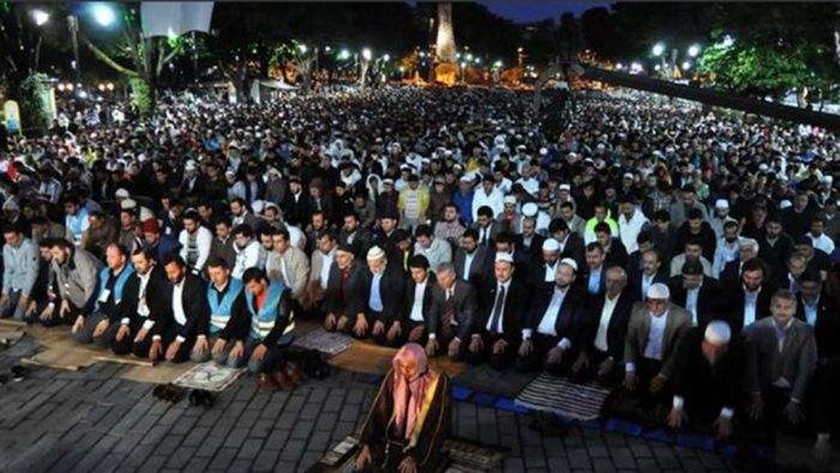 Πρόκληση! Ισλαμιστές έξω από την Αγία Σοφία απαιτούν να γίνει τζαμί (pics)