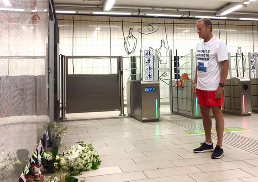 O Τουσκ έβαλε τα αθλητικά του και έτρεξε στη μνήμη των θυμάτων των επιθέσεων στις Βρυξέλλες (vid)