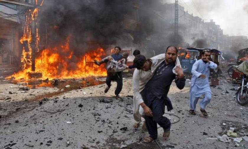 Τρόμος στο Πακιστάν: Αυτοκίνητο παγιδευμένο με εκρηκτικά εξερράγη στο Καράτσι (Vid)