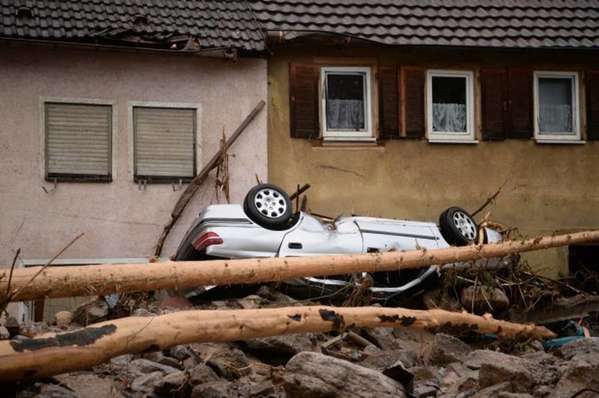 Τουλάχιστον τέσσερις νεκροί από τις φονικές πλημμύρες που πλήττουν την Γερμανία (pics+vid)