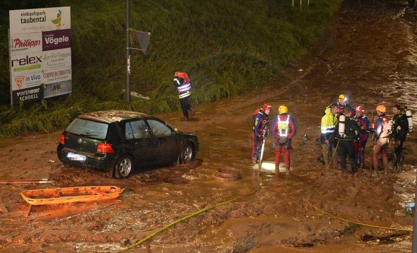 Τουλάχιστον τέσσερις νεκροί από τις φονικές πλημμύρες που πλήττουν την Γερμανία (pics+vid)