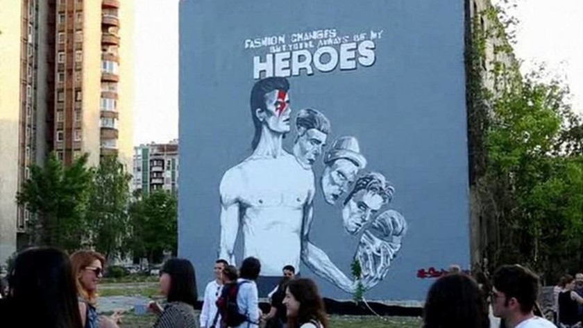 Η Βοσνία τιμά τον David Bowie με μια εντυπωσιακή τοιχογραφία! (pics)