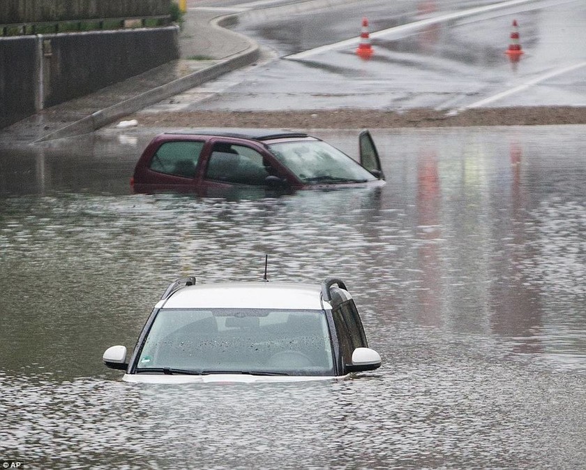 Τέσσερις νεκροί από τις καταρρακτώδεις βροχές στην Ευρώπη (pics+vid)
