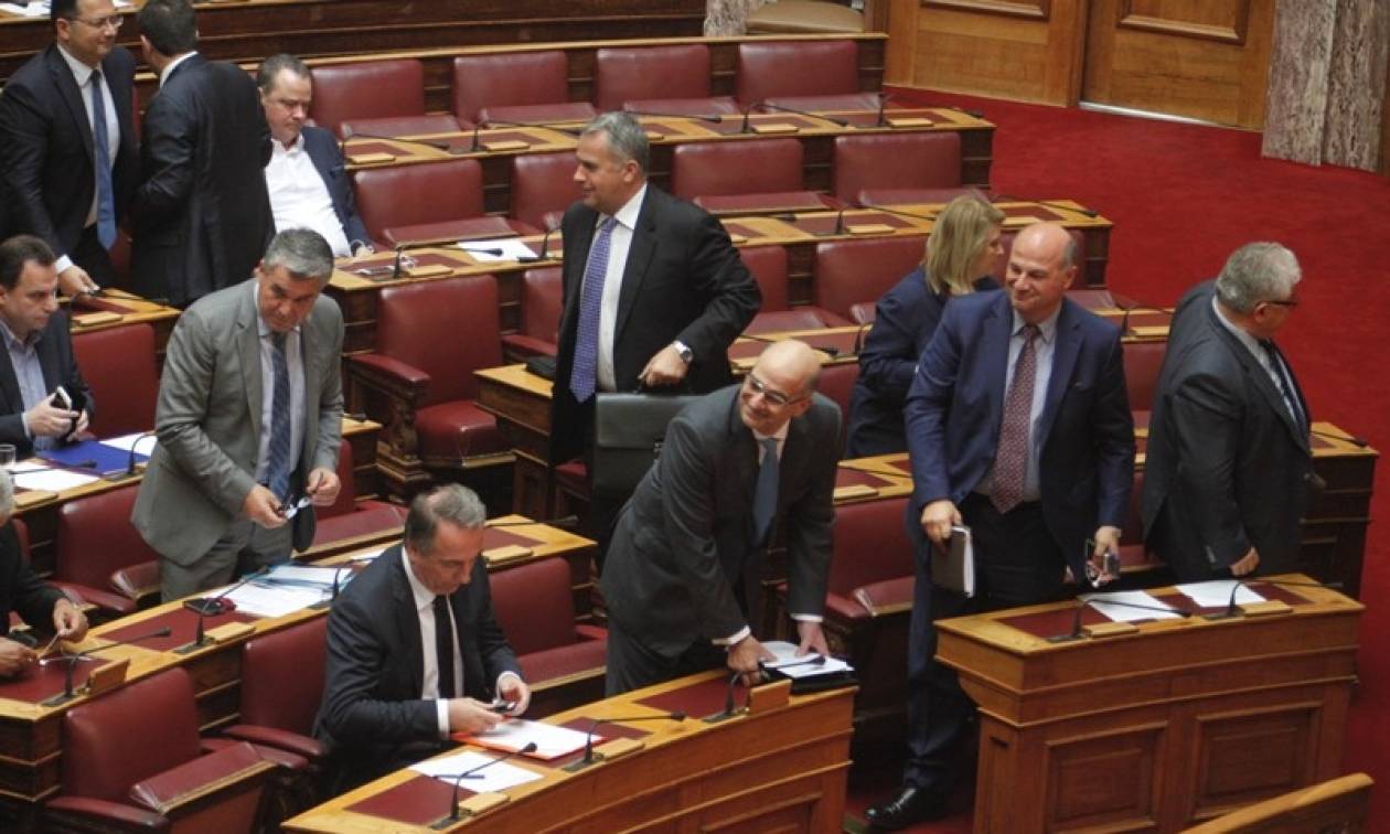 Χάος στη Βουλή: Άγρια κόντρα Θεοδωράκη - Τσίπρα για τις offshore