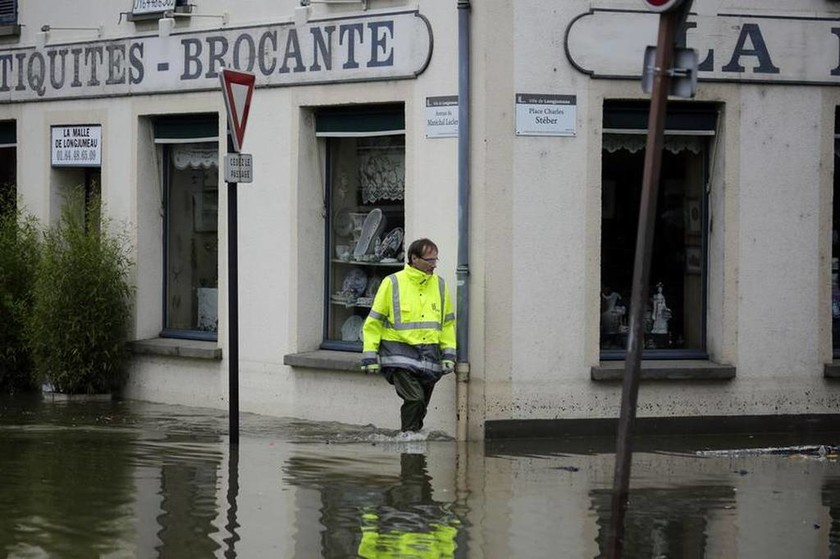 Μία νεκρή από τις πλημμύρες στο Παρίσι (pics)