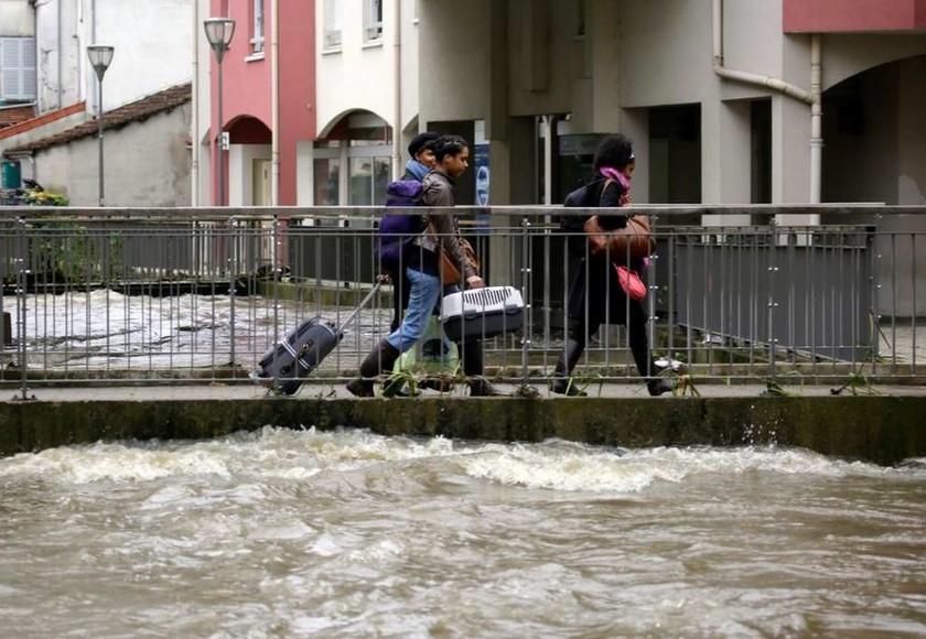 Μία νεκρή από τις πλημμύρες στο Παρίσι (pics)