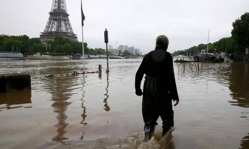 Πλημμύρες: Το Παρίσι έγινε... Βενετία - Κλειστό το Λούβρο - Νεκροί στη Βαυαρία (videos+photos)